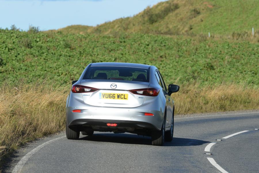  Mazda3 Sedan 2016 года  (UK) (фото 9 из 14)